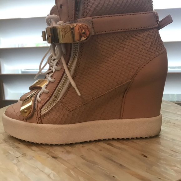 💞 Light pink & Gold G’s 💞 - Picture 3 of 8